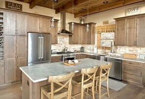 Køleskab, mikrobølgeovn, ovn, kogeplade