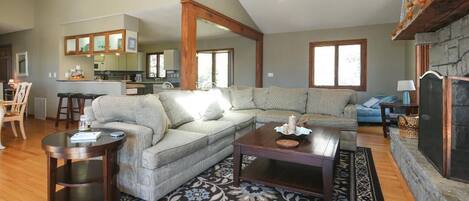 Smart TV, chimenea y libros