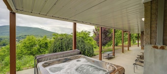 Classy Home w/ Hot Tub + Mt. Jefferson Views!