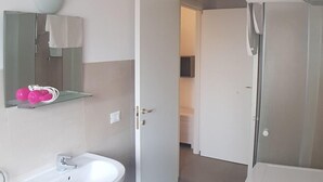 Ein Badezimmer mit Waschbecken, Bidet und Spiegel.