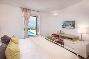 4 bedrooms, in-room safe, iron/ironing board, travel cot