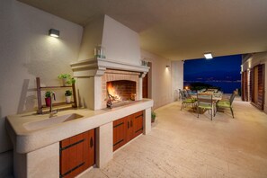 Outdoor dining - Villa Queen of Splitska (Splitska)