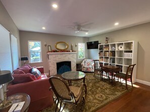 Smart TV, fireplace, books - Quaint two bedroom residential home with wood stove (Murphys)