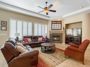 Smart TV, fireplace - Lovely single story home located in the active adult 55+ community of Trilogy at Power Ranch. (Gilbert)