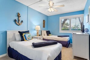 2 bedrooms, iron/ironing board, free WiFi, bed sheets - La Concha 1 - Beachfront Vacation Rental with Pool (Belleair Beach)