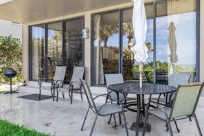 Outdoor dining - La Concha 1 - Beachfront Vacation Rental with Pool (Belleair Beach)