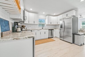 冷蔵庫、電子レンジ、オーブン、コンロ