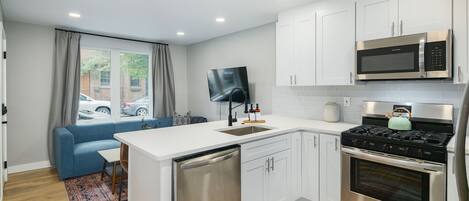 Jääkaappi, mikroaaltouuni, liesi, astianpesukone