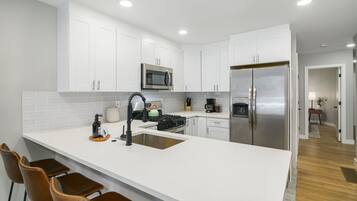 Fridge, microwave, stovetop, dishwasher