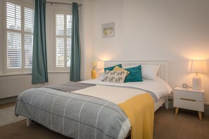 2 bedrooms, iron/ironing board, travel cot, free WiFi - Shipside - spacious, stylish patio garden apartment in Meads village area (Eastbourne)