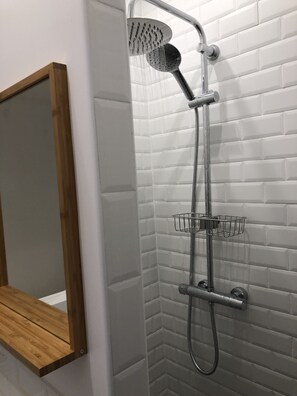 Een douche, een haardroger, handdoeken, zeep