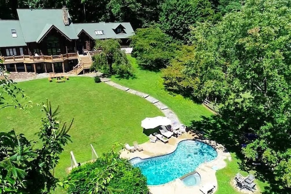 Everything you could want for a fun family or friend getaway! Multiple firepits, Lots of seating on the deck and around the pool.