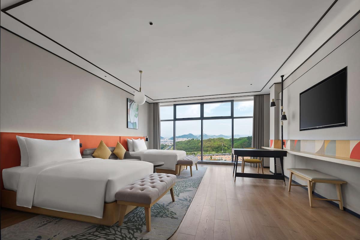 Superior Room, 2 Katil Bujang (Single) | Peti besi dalam bilik, dihias secara berasingan, meja