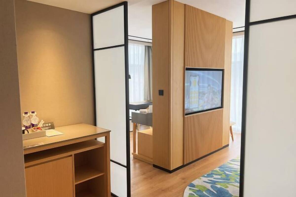 Caja fuerte, escritorio, cortinas opacas y sistema de insonorización