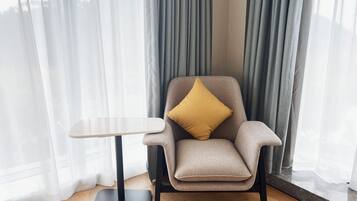 Executive Room, 1 King Bed | In-room safe, individually decorated, desk, blackout drapes