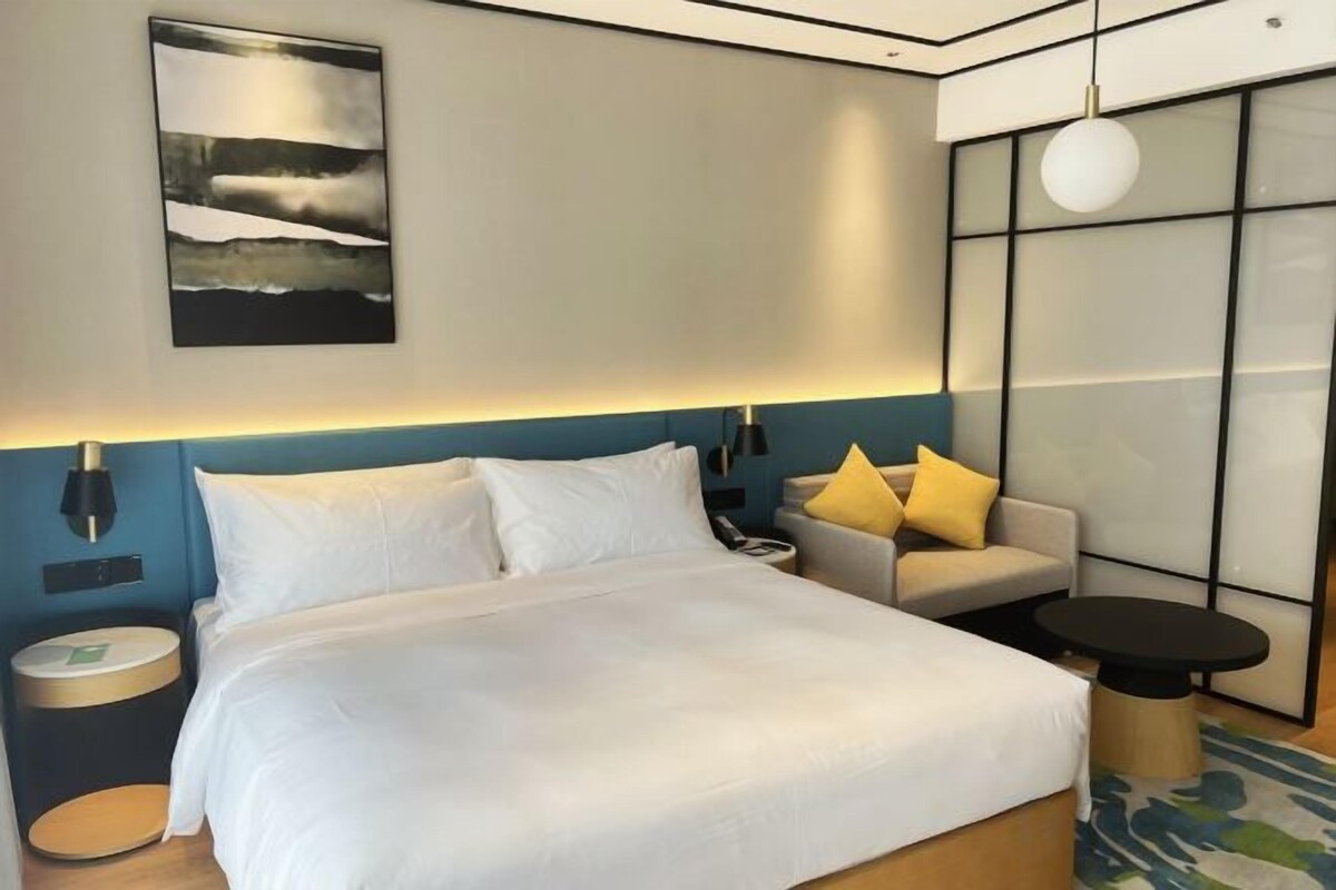 Zimmersafe, Schreibtisch, Verdunkelungsvorhänge, schallisolierte Zimmer