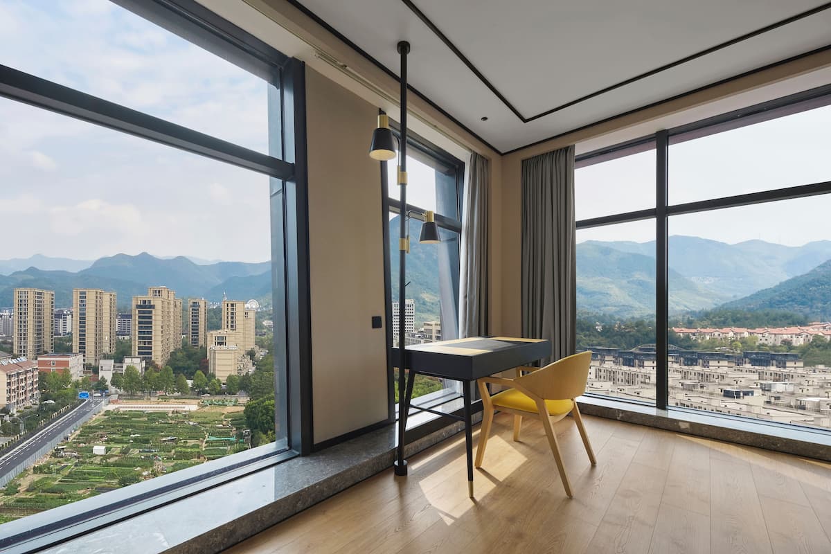 Superior Room, 1 Katil Raja (King) | Peti besi dalam bilik, dihias secara berasingan, meja