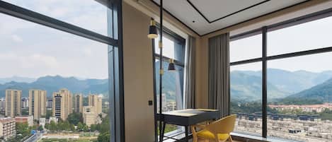 Camera Superior, 1 letto king | Una cassaforte in camera, con stile personalizzato, una scrivania