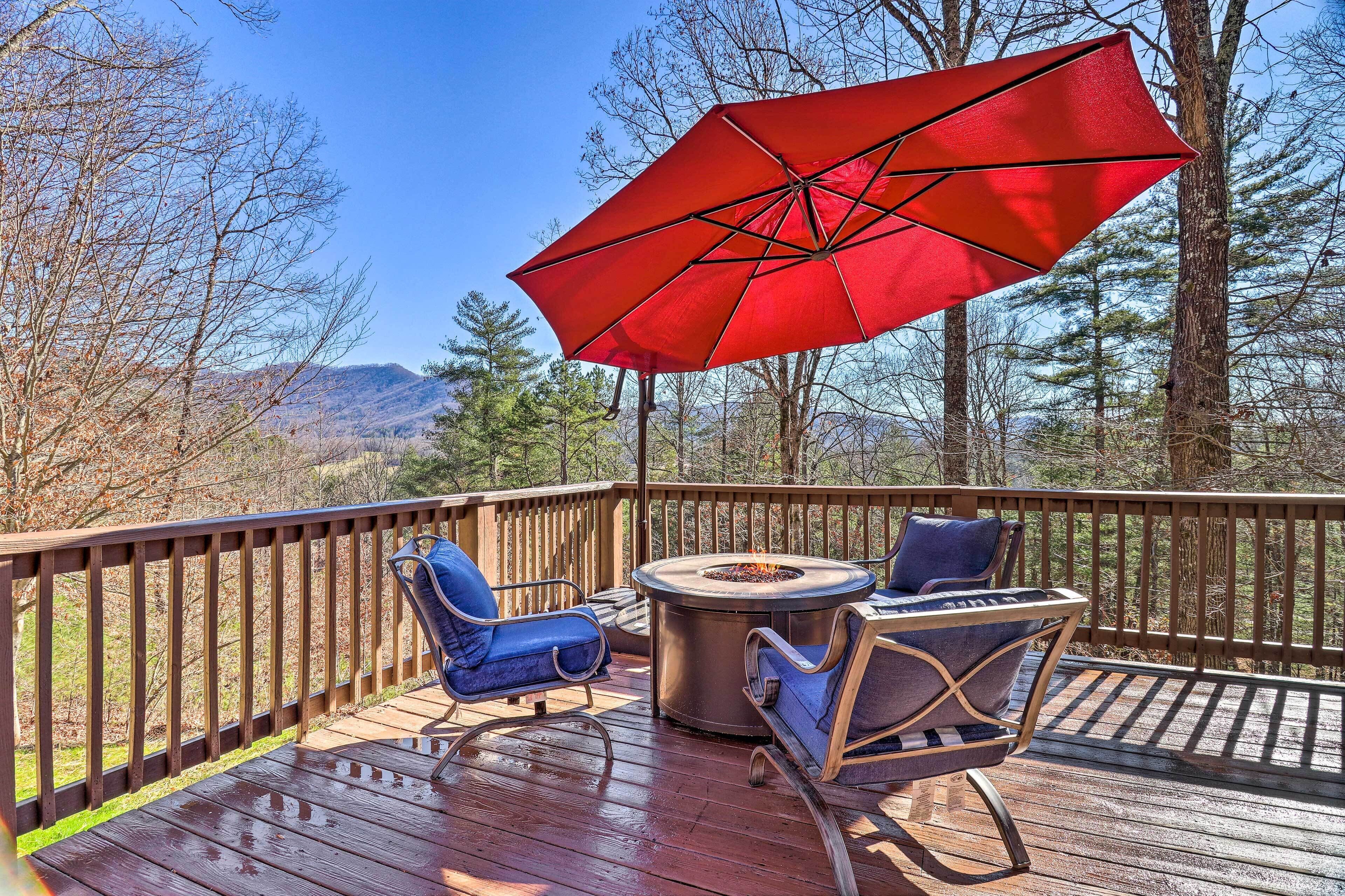 Treetop Sanctuary w/ Long-Range Mountain View