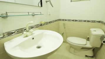 Shower, free toiletries, towels