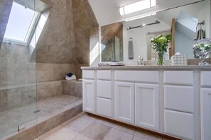 Shower, hair dryer - Sunny Mission Beach house, steps to Ocean & Bay! (San Diego)