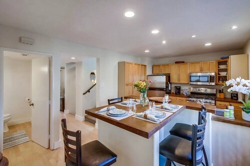 Sunny Mission Beach house, steps to Ocean & Bay!