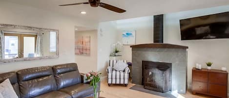 TV, fireplace