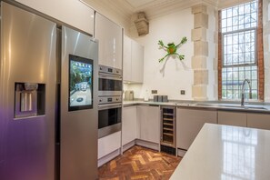 Microwave, oven, dishwasher, coffee/tea maker