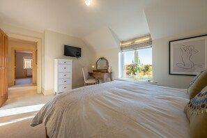 4 bedrooms, iron/ironing board, Internet, bed sheets