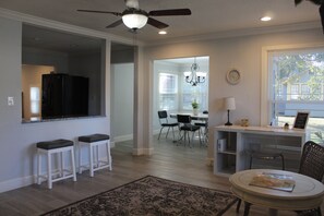 Dining - The Oasis in Murray Hill - Centrally Located- sleeps 8-  WiFi-Cozy-Free Parking (Jacksonville)