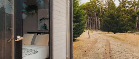 1 bedroom, bed sheets