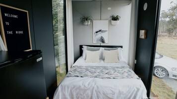 1 bedroom, bed sheets