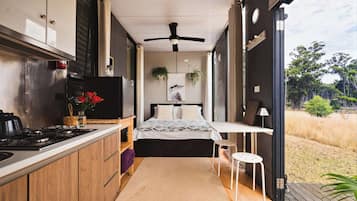 Kühlschrank, Herdplatte, Kochgeschirr/Geschirr/Besteck