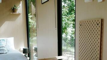 1 bedroom, bed sheets