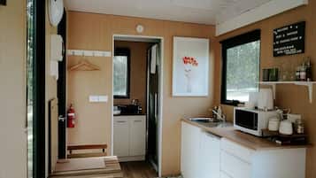 Kylskåp, mikrovågsugn, spishäll och brödrost