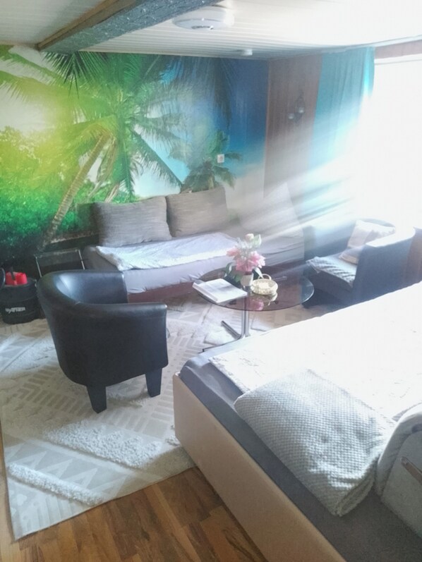 2 bedrooms, free WiFi, bed sheets - Ferienwohnung Sleeps 6 With Whirlpool (Olsberg)