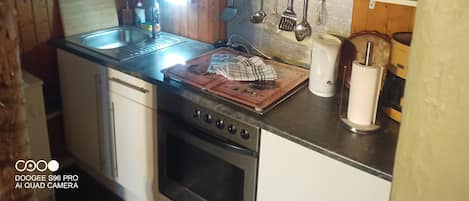 Appartement | Privékeuken | Een koelkast, een magnetron, een oven, een kookplaat