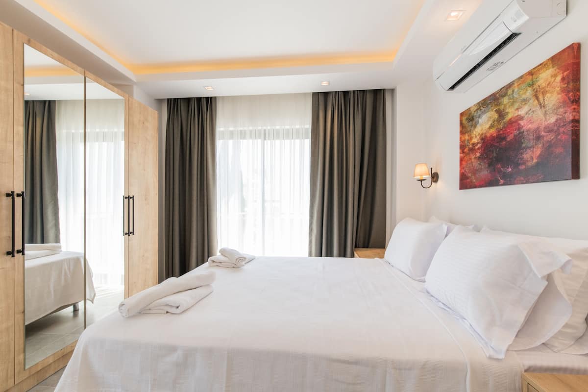 Appartement, 1 slaapkamer, uitzicht op stad, uitzicht op zee | 1 slaapkamer, lakens van Egyptisch katoen, luxe beddengoed, een bureau