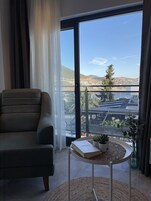 Apartamento, 1 habitación, vistas a la ciudad, mirando al mar | Zona de estar | Televisión LCD de 43 pulgadas con canales por satélite, una televisión