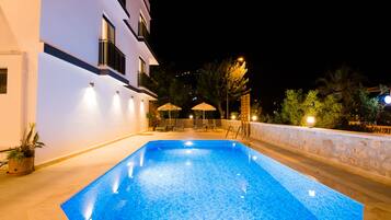 Sesongbasert utendørsbasseng