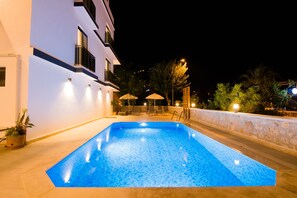 Een seizoensgebonden buitenzwembad