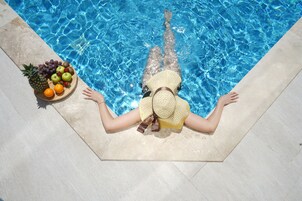 Una piscina al aire libre de temporada