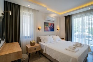 Apartamento, 2 habitaciones, vistas a la ciudad | Zona de estar | Televisión LCD de 43 pulgadas con canales por satélite, una televisión