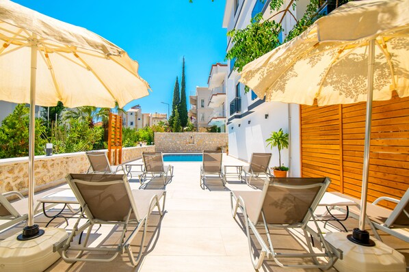 En säsongsöppen utomhuspool