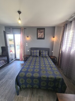 6 bedrooms, desk, iron/ironing board, free WiFi - Villa + T2 Palmeraie - Jacuzzi, BEACH 200 m walk ! (Brétignolles sur mer)