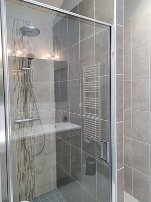Bañera, secador de pelo, toallas y papel higiénico