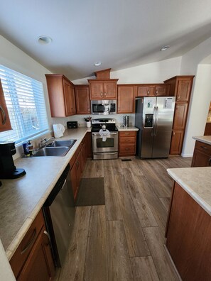 Fridge, microwave, oven, stovetop - Family retreat in Munds Park; bring your dog! (Munds Park)