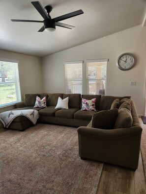 Smart TV, fireplace, video games, DVD player - Family retreat in Munds Park; bring your dog! (Munds Park)
