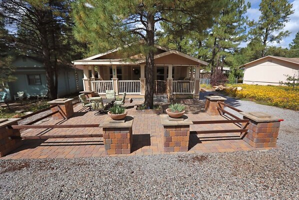 Outdoor dining - Family retreat in Munds Park; bring your dog! (Munds Park)