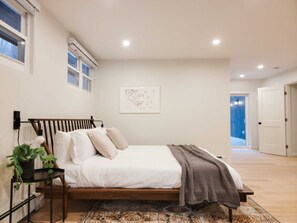 6 bedrooms, iron/ironing board, WiFi, bed sheets